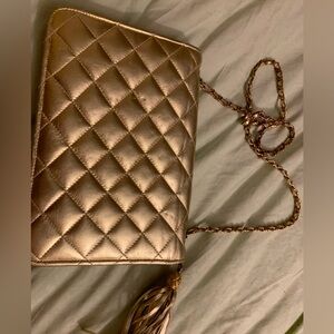 Absolutely stunning gold Chanel purse . Looks like new, vintage !Must have!